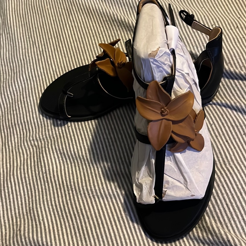 Naturalizer black sandals with flower detail